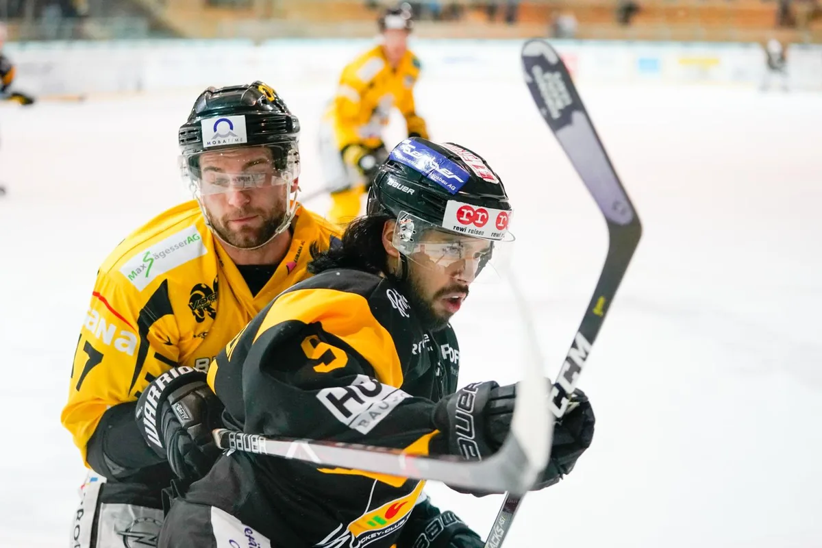 Brent Buchmüller (vorne) hängt entgegen seiner ersten Absicht beim EHC Wetzikon eine weitere Saison an. , Auch Manuel Laimbacher (links) kam auf seinen Rücktrittsentscheid zurück.