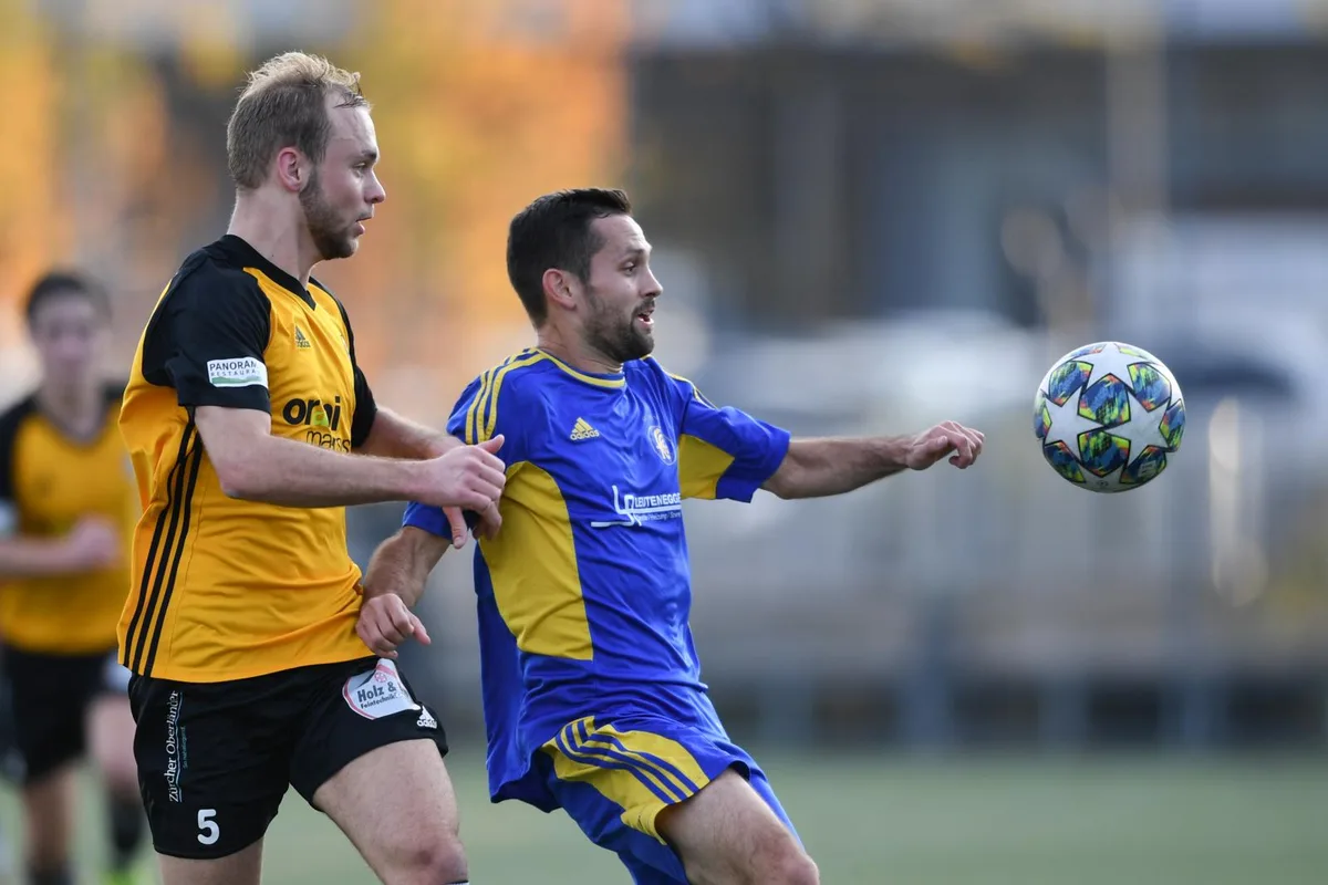 Der FC Gossau (Roman Gachnang, rechts), hier gegen Wetzikon (Dominik Käslin), dürfte schon Anfang Juni wieder im Einsatz stehen.