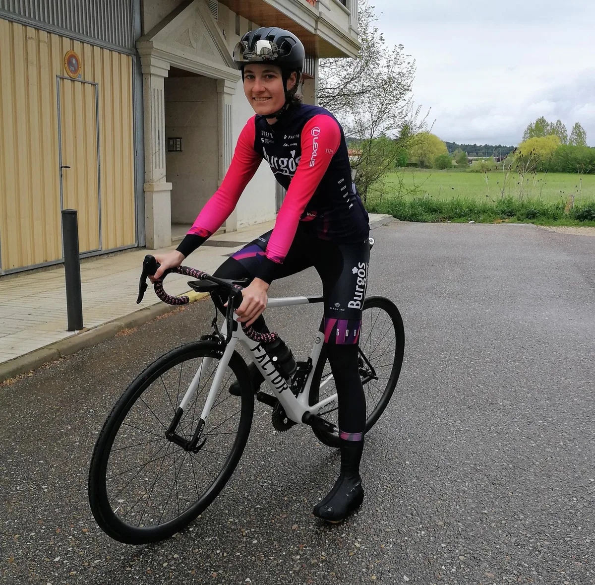 Nicole Hanselmann weilt immer wieder über längere Strecken in Spanien bei ihrem Team.