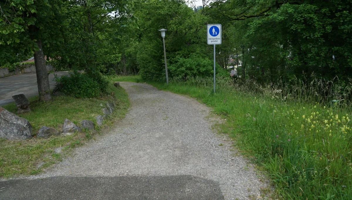030621_hoehenweg%20wila_gaeh_5_preview Der Höhenweg in Wila wird saniert., Er erhält einen Asphaltbelag. Ausserdem wird die Beleuchtung erneuert.