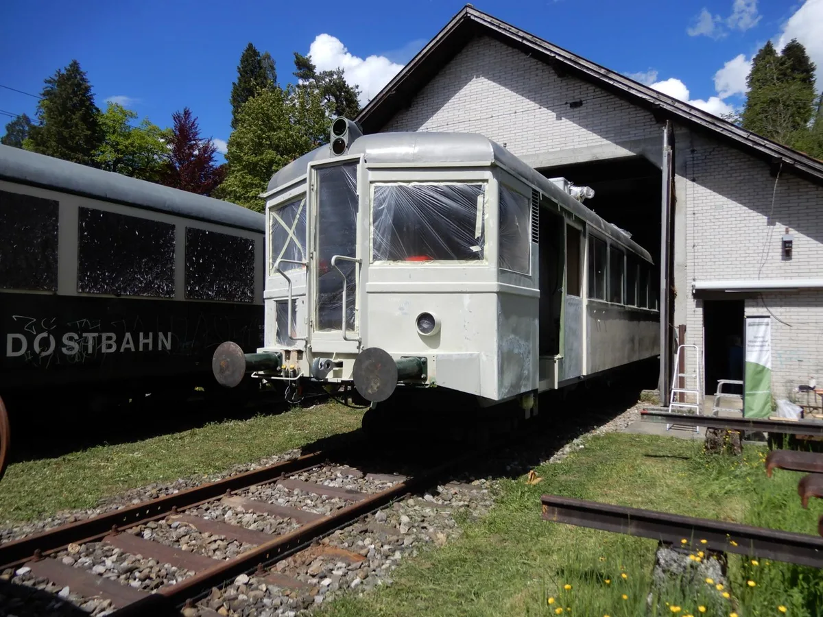 030621_klostertram_3_pd_preview Der Triebwagen 5 wird zurzeit in der Remise der ehemaligen Tösstalbahn in Wald restauriert., Ein Bild aus vergangenen Tagen: So sah das «Klostertram» aus, als es noch in Betrieb war.
