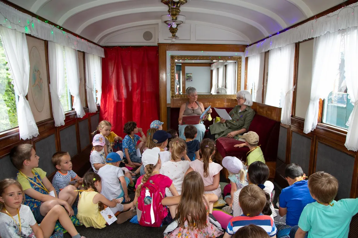 106a5578_preview 30 Kinder besuchten am Sonntag den Märli-Zug. Dieser wurde von der Kulturkommission Bauma zusammen mit dem DVZO organisiert., Hinter dieser Tür wartete das Abenteuer auf die Kinder., Die Anspannung vor der Abfahrt steigt., Einsteigen, bitte!, Die Eltern mussten in Bauma bleiben., Die beiden Erzählerinnen Gabi Färber und Ursula Dobler in ihrem Element., Konzentration bei den Zuhörerinnen und Zuhörern., Die Nachfrage für die erste Märli-Zugfahrt war gross., Die nächste Abfahrt des Märli-Zugs ist am 19. September., Die jungen Fahrgäste mit ihren speziellen Tickets. , Die jungen Fahrgäste mit ihren speziellen Tickets. , Die jungen Fahrgäste mit ihren speziellen Tickets.