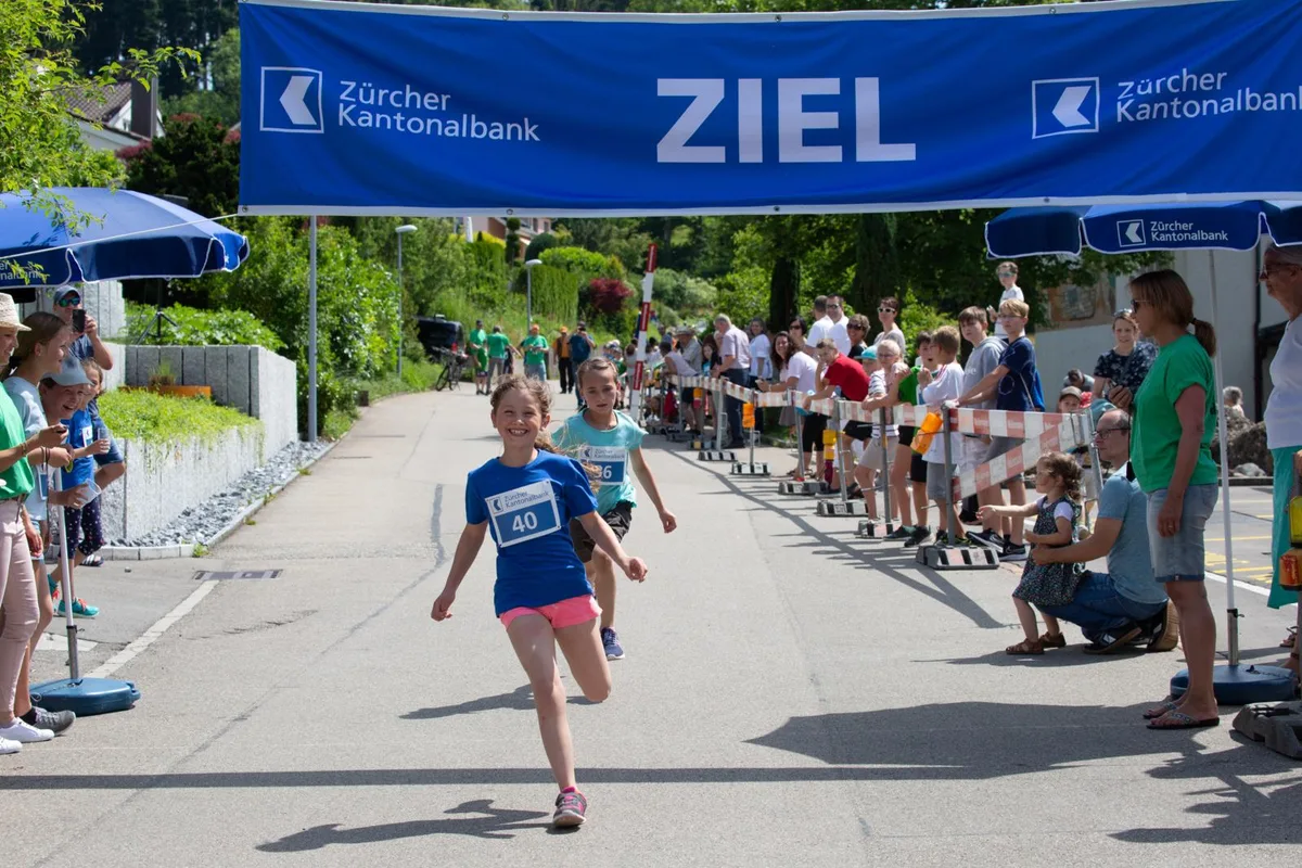 106a5859_preview In Wildberg rannte am Wochenende der Nachwuchs um die Wette., Rund 60 Kinder nahmen am Wettkampf «dä schnällscht Wildberger» teil., Sie waren zwischen 3 und 12 Jahren alt., Der Wettkampf fand im Rahmen des Dorffests «Wildbergete» statt., Nach dem Rennen gab es ein verdientes Glacé …, … oder etwas zu trinken., Die Schulhauswiese wurde zum Spielen genutzt., Eltern und Zuschauer konnten sich in der Festwirtschaft stärken., Eltern und Zuschauer konnten sich in der Festwirtschaft stärken., Auch Samariter waren vor Ort., An der «Wildbergete» wurde Vollgas gegeben., An der «Wildbergete» wurde Vollgas gegeben., An der «Wildbergete» wurde Vollgas gegeben., An der «Wildbergete» wurde Vollgas gegeben., An der «Wildbergete» wurde Vollgas gegeben.