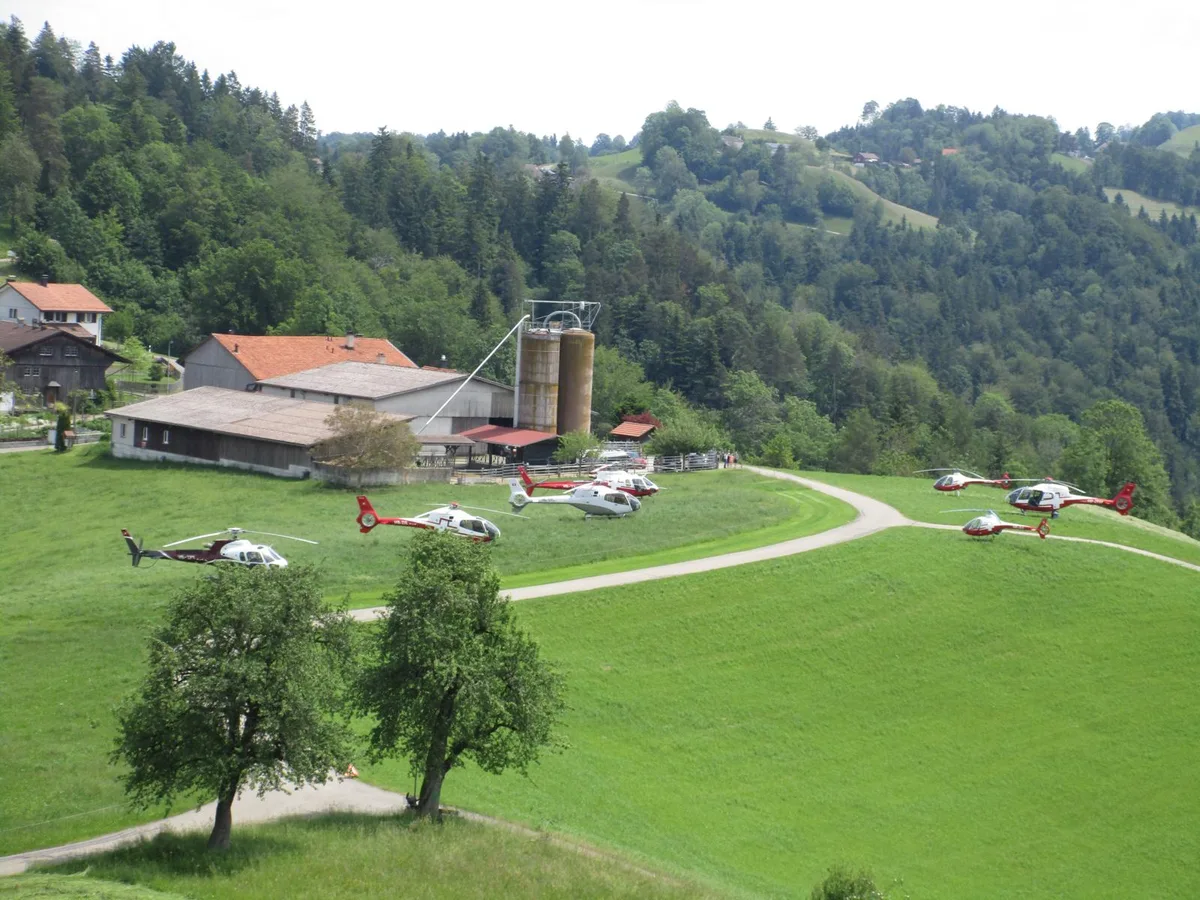 160621_helikopter_manzenhueb_pd_2_preview Dieses Foto konnte ein Leserreporter von den gelandeten Helikoptern schiessen.