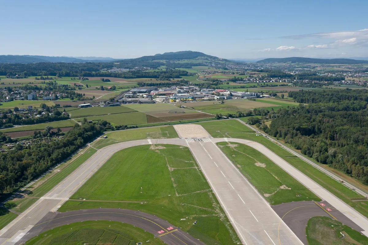 Die Flughafen Zürich AG will die Pisten 28 und 32 verlängern und muss dafür ein Plangenehmigungsgesuch beim Bund einreichen.