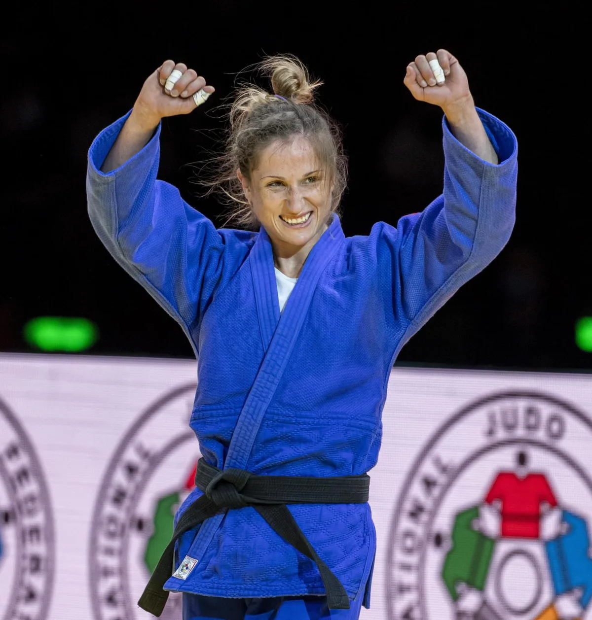20210607205358134_preview Fabienne Kocher überzeugte an der WM in Budapest mit dem 3. Platz., Für diese Medaille hat Kocher viel investiert., Nach dem Bronze-Kampf muss Kocher ihre Gegnerin Joana Ramos kurz trösten.