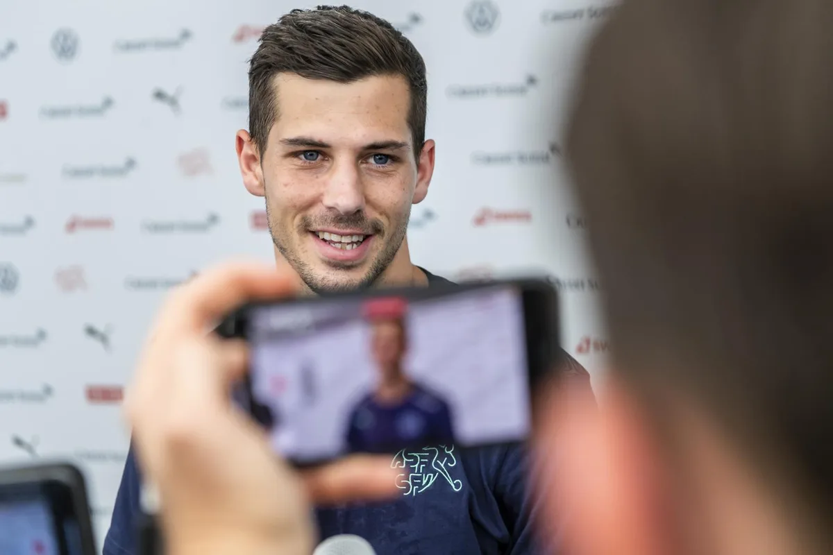 20210614132312353_preview_0 Remo Freuler zählt zu den besten Mittelfeldspieler der Serie A., Remo Freuler (ganz rechts) im Kreis der Schweizer Top-Stars., Der Hinwiler Remo Freuler im Duell mit Chris Mepham., Remo Freuler: In Italien gereift, aber in der Schweiz noch immer wenig wertgeschätzt.