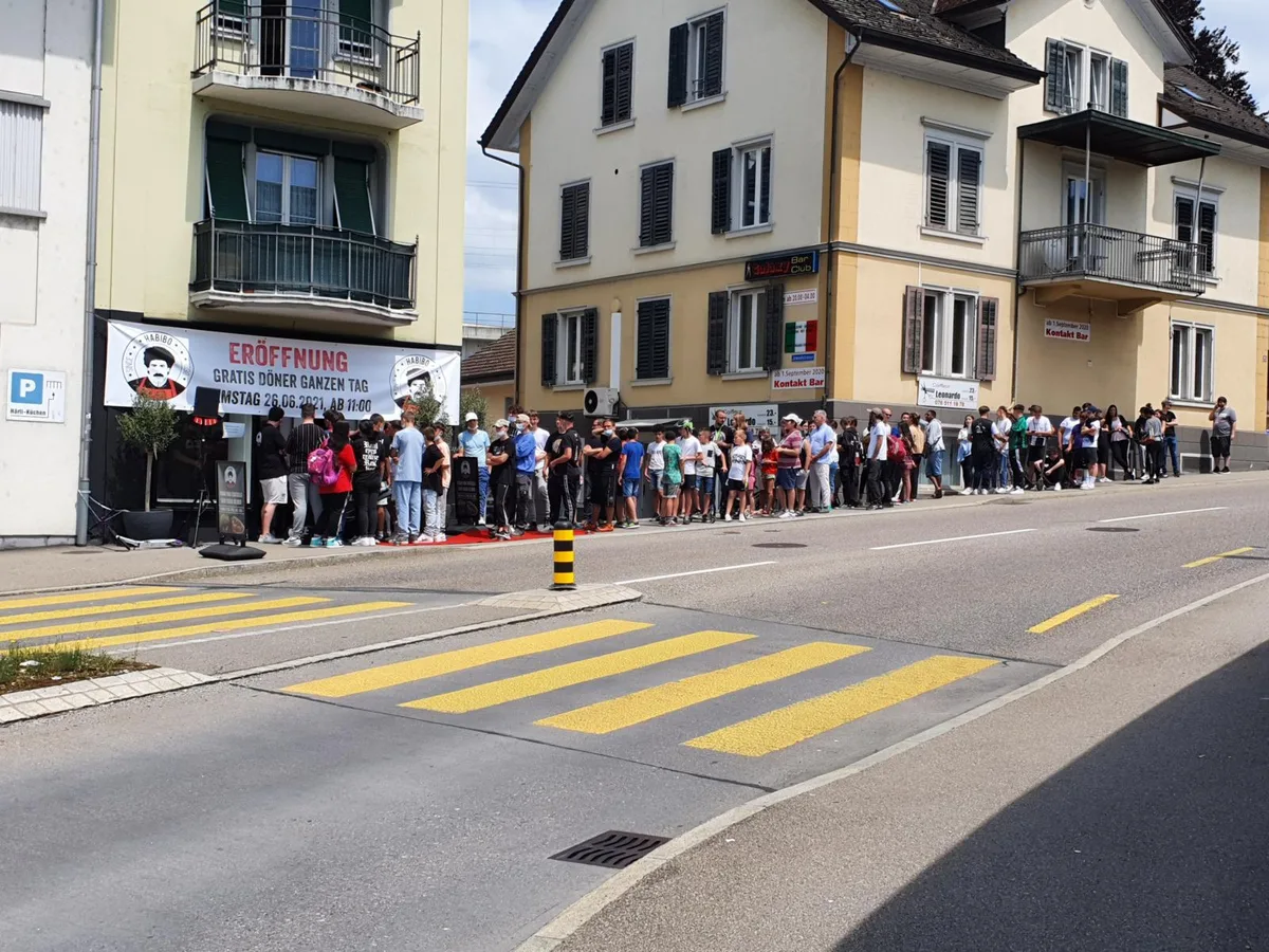 20210626_131039_preview Vor einem Dönerstand in Rüti stehen die Leute am Samstag Schlange.