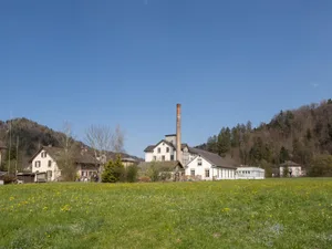 230621_weberei_juckern_agy22_preview Die Jucker-Weberei und die dazugehörigen Gebäude haben einen neuen Besitzer., Das wird einige Veränderungen für den Weiler Juckern mit sich bringen., Verstehen sich gut: der neue Verwaltungsratspräsident Marco Brunner und sein Vorgänger Hans-Felix Jucker (rechts)., Die Gebäude müssen stehen bleiben. Nur der sogenannte Neubau südlich der Fabrik darf abgerissen werden., In den heute leerstehenden Räumlichkeiten sollen Wohnungen entstehen., Noch zeugen aber die alten Maschinen von der längst vergangenen Textilindustrie., In der alten Produktionshalle stehen noch die alten Maschinen für das Breitgewebe., Eine Kiste mit alten Spulen gibt es ebenfalls zu entdecken., Auch die Fabrikantenvilla hat den Besitzer gewechselt.
