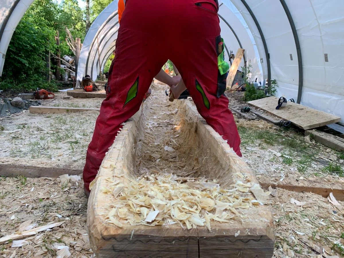 Beim Einbaumbau fliegen die Späne., Gleich schaufelweise werden die Späne aus dem ausgehöhlten Stamm gehoben., Der Walder Forstwart Pascal Riniker hilft beim Bau der drei Einbäume mit., Auch die Nachwuchs-Pfahlbauer haben mal eine Pause verdient., Der Experimentalarchäologe Markus Binggeli zeigt Äxte und Beile aus verschiedenen Jahrtausenden., Und Markus Binggeli legt mit einer Axt aus der Steinzeit gleich selbst Hand an. Und es funktioniert.