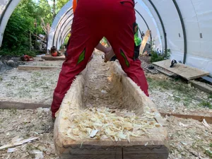 280621_einbaum_1_cb_preview Beim Einbaumbau fliegen die Späne., Gleich schaufelweise werden die Späne aus dem ausgehöhlten Stamm gehoben., Der Walder Forstwart Pascal Riniker hilft beim Bau der drei Einbäume mit., Auch die Nachwuchs-Pfahlbauer haben mal eine Pause verdient., Der Experimentalarchäologe Markus Binggeli zeigt Äxte und Beile aus verschiedenen Jahrtausenden., Und Markus Binggeli legt mit einer Axt aus der Steinzeit gleich selbst Hand an. Und es funktioniert.