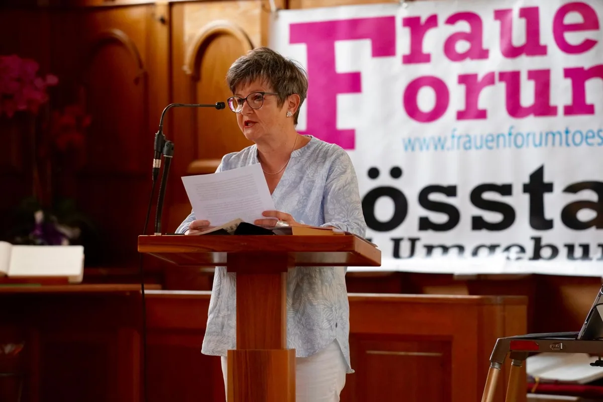 frauenforumtoesstal_wahlkampfauftakt_turbenthal_7_mav_preview Beatrice Romang erinnerte sich an die Zeiten vor dem Frauenstimmrecht., Moderatorin Viviane Kägi, Cornelia Oelschlegel, Regula Ehrismann, Theres Agosti Monn und Katharina Fenner (von links)., Rosmarie Ritzmann engagierte sich lange Zeit für die Landfrauenvereinigung., Über 30 Interessierte besuchten das Podium in der reformierten Kirche Turbenthal.