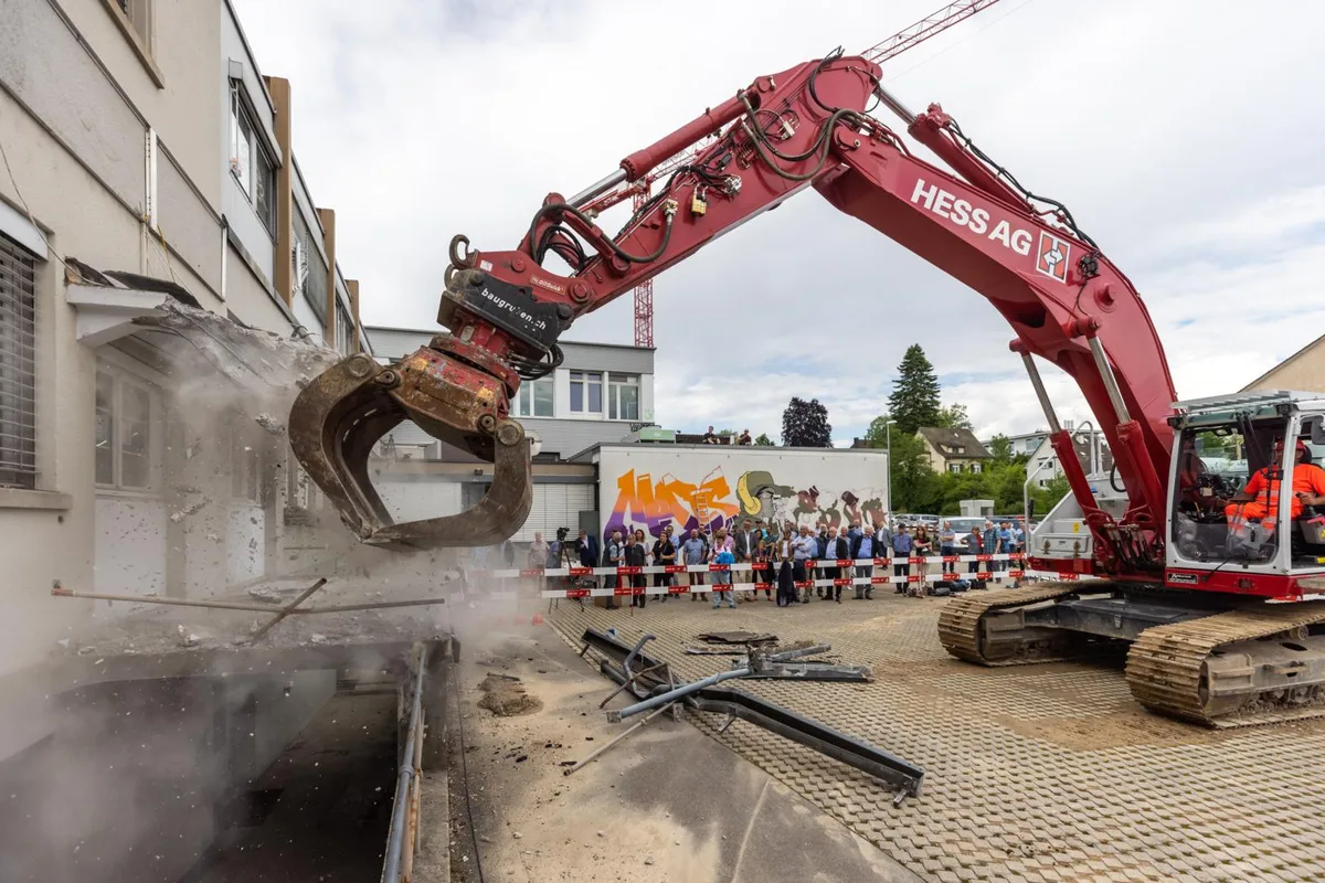 hinwil_04062021_zoabriss_crm_6_preview_0 Am Freitagabend startete der Abriss, der Platz für Neues machen soll. , Vor dem Abriss verliehen Sprayer dem Gebäude mit Graffitis den letzten Schliff., «Modern, hochwertig, transparent – Ziele, die auch wir verfolgen», sagt Karin Lenzlinger, VR-Präsidentin., Auf dem Parkplatz wurde grilliert, man erzählte sich Geschichten von früher und stiess auf die alten und neuen Zeiten an.