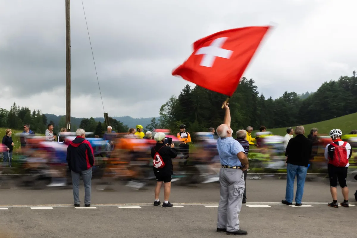 hinwil_07062021_tds_crm_8_preview Erneut führt die Tour de Suisse durch die Region - wie 2021, als das Feld übers Ghöch fuhr.