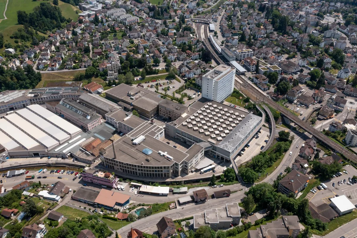 hinwil_17062021_joweid_crm_7_preview Hier schlug einst das Herz der Rütner Textilindustrie: Das Joweid-Areal., Ein Masterplan der Eigentümerin sowie der Gemeinden Rüti und Dürnten soll das Areal nun schrittweise für neue Nutzungen öffnen., Neben dem Gewerbe sollen auch Wohnungen entstehen., Der Zeithorizont des Mega-Projekts erstreckt sich über 15 Jahre.