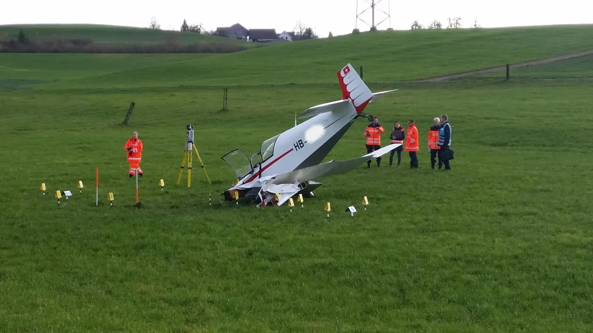 notlandung%202_preview Bei der Notlandung wurde das Kleinflugzeug stark beschädigt., In der nassen Wiese drehte es sich nach dem Aufsetzen um 180 Grad., Fluglehrer und -schüler konnte der Maschine unverletzt entsteigen., Wie der Untersuchungsbericht nun zeigt, war eine falsch montierte Tankanzeige Schuld am Unfall.
