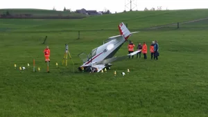notlandung%202_preview Bei der Notlandung wurde das Kleinflugzeug stark beschädigt., In der nassen Wiese drehte es sich nach dem Aufsetzen um 180 Grad., Fluglehrer und -schüler konnte der Maschine unverletzt entsteigen., Wie der Untersuchungsbericht nun zeigt, war eine falsch montierte Tankanzeige Schuld am Unfall.