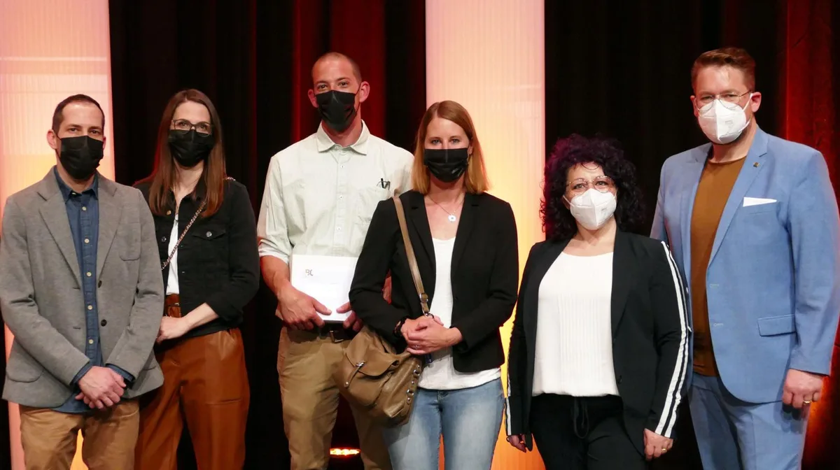 quelle_swissbaker-ch_1%20_preview Kathrin Janz und Christian Janz Deppeler (Mitte) erzielten bei der «Bäckerkrone 2021» den Ehrenplatz.