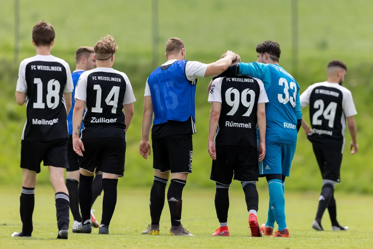 sport_20062021_fcw_crm_10_preview Enttäuschung pur bei den Spielern des FC Weisslingen.., Untröstlich: Gerade bei den jungen Spielern des FCW brach im Moment eine Welt zusammen., Weisslingen musste sich gegen Wald mit einem 2:2 begnügen.