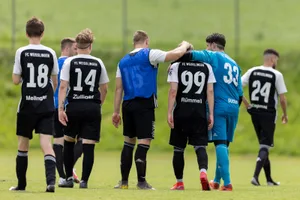 sport_20062021_fcw_crm_10_preview Enttäuschung pur bei den Spielern des FC Weisslingen.., Untröstlich: Gerade bei den jungen Spielern des FCW brach im Moment eine Welt zusammen., Weisslingen musste sich gegen Wald mit einem 2:2 begnügen.