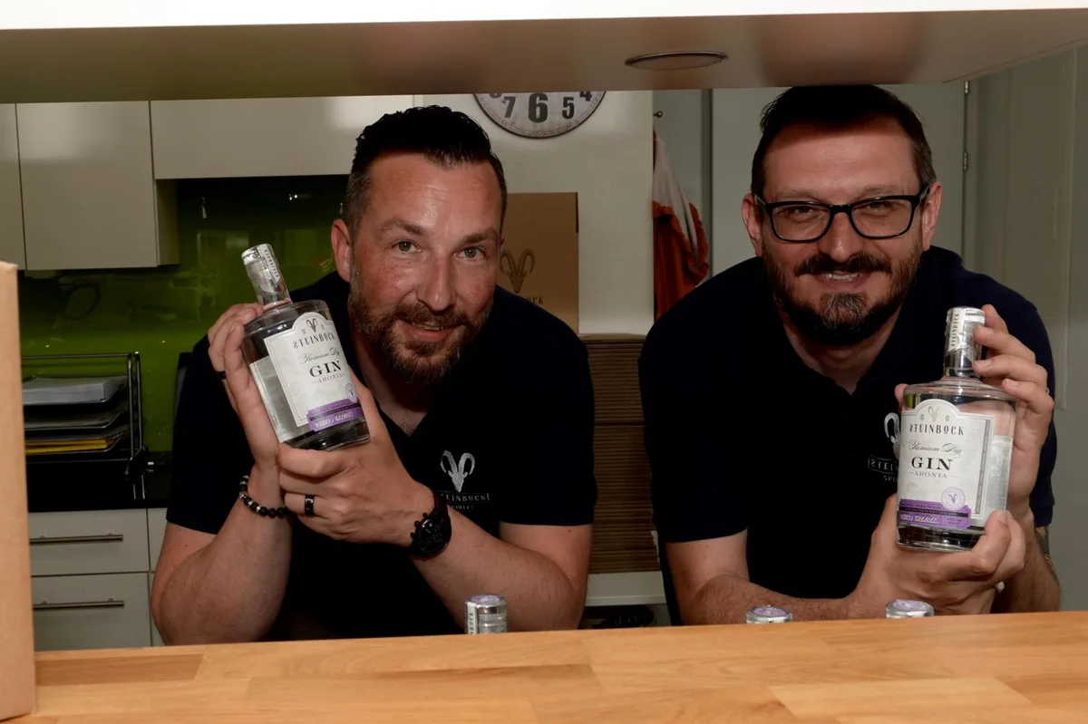 steinbockgin_kollbrunn_1_mav_preview Die beiden innovativen Gin-Produzenten Stefan M. Strasser (links) und Roger Steiner.