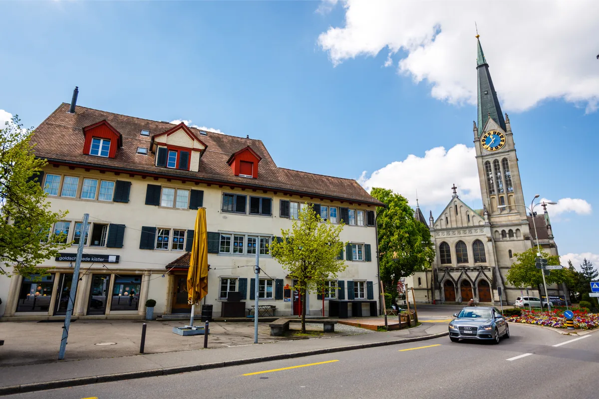 wetzikon_reformierte_kirche_naz-6_preview Die Usterstrasse muss für Belagsarbeiten teilweise gesperrt werden.