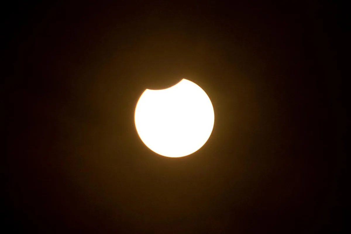 _d1a5776_preview_1 Ab 11:30 Uhr heute Mittag kratzte der Mond an der Sonne., Die partielle Sonnenfinsternis war dank des Wetters gut sichtbar., In der Schweiz bedeckte der Mond dabei nur rund 7 Prozent der Fläche der Sonne.
