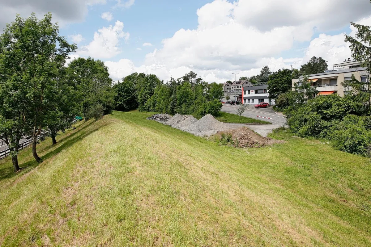 Hier, zwischen der Forchautobahn und dem Bahnhof Forch, plant die Forchbahn ein neues Depot., Ein Teil des Grundstücks Unterboden präsentiert sich derzeit als Schutthalde.
