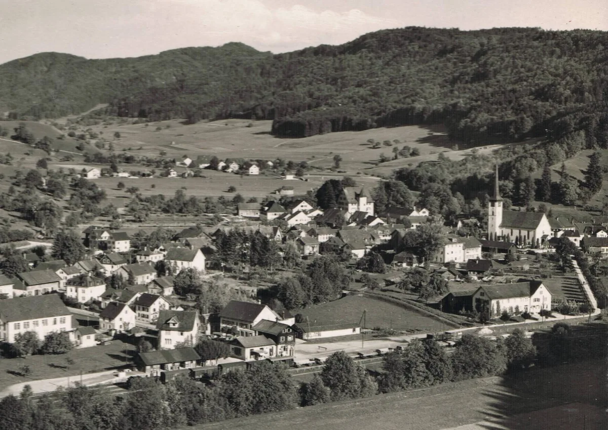 Der Bahnhof Turbenthal in einer alten Aufnahme von circa 1900., Das heutige Bahnhofsgebäude in Turbenthal, das derzeit etwas verlassen wirkt., Eine einfache, aber aussagekräftige Informationstafel von früher., Das Bahnhofsgebäude in einer Aufnahme, bevor der Ausbau des Estrichs links erfolgte.