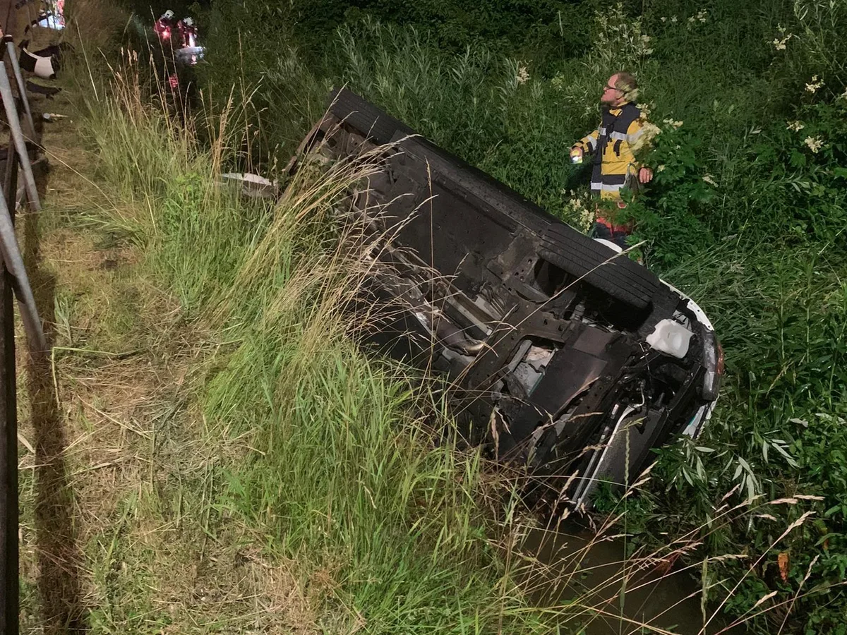 207211365_1978940642264909_4027439567325794017_n_preview Bei einem Selbstunfall landete ein Auto im Bolsternbach., Da Öl austrat, mussten die Feuerwehrangehörigen dieses auffangen., Auch die Strasse musste gereinigt werden., Der Einsatz dauerte rund zwei Stunden., 14 Personen der Feuerwehr Zell waren am Einsatz beteiligt.