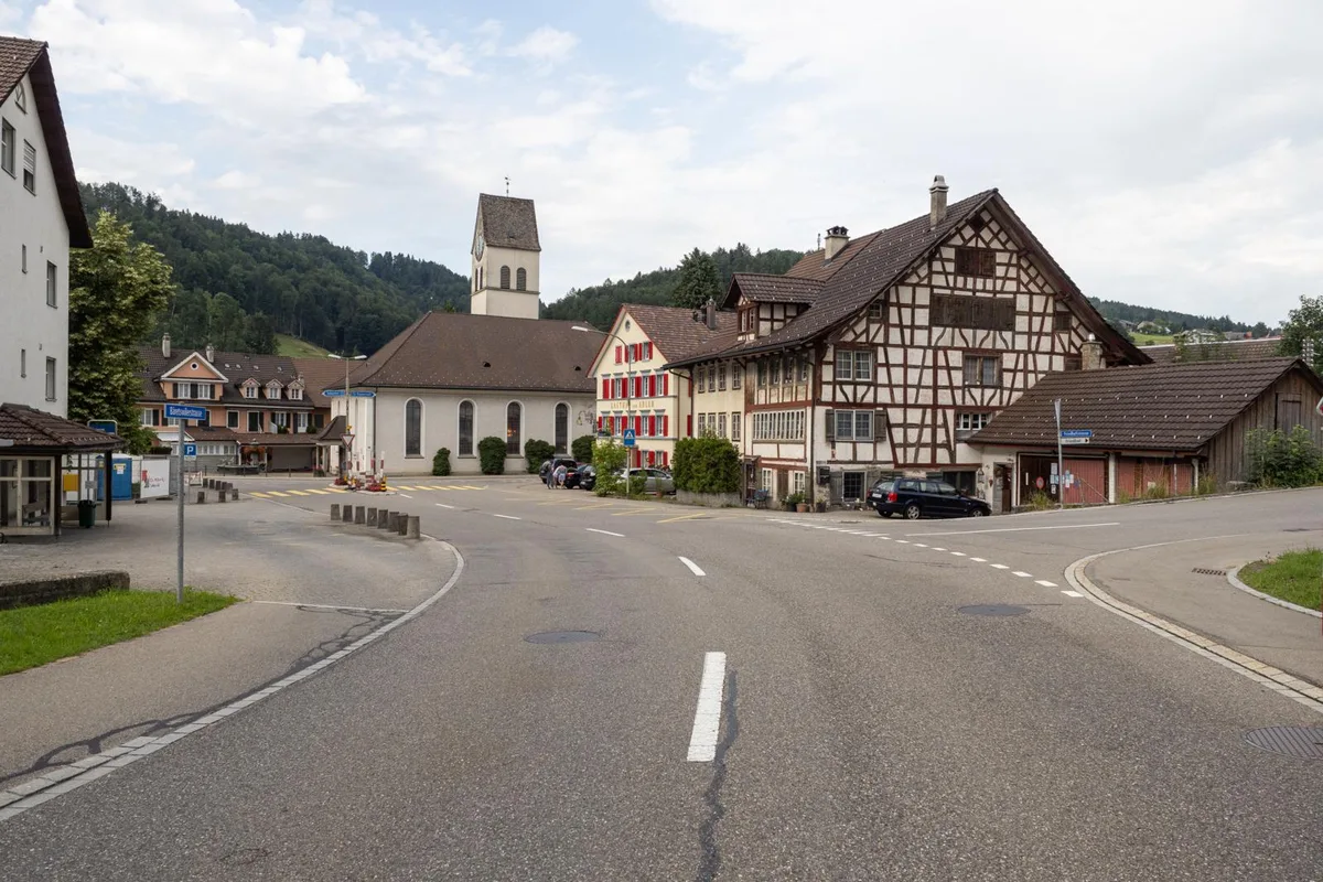 280721_baeretswilerstrasse_bauma_agy4_preview Am 16. August starten die umfassenden Sanierungsarbeiten an der Bäretswilerstrasse in Bauma., Der Fussgängerstreifen beim Hotel Adler wird während der Bauzeit gesperrt.