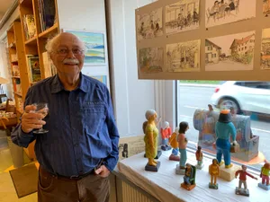 310621_buk_3_cb_preview Toni Strolz zeigt im Buk Skizzen, Figuren und Bilder., Maia Kunz (stehend) hat den Wetziker Künstler Toni Strolz für die erste Ausstellung im Buk gewinnen können., Der Bucladen Buk stellt seine Fenster auch Nachwuchskünstlern zur Verfügung, hier Werke der Berufswahlschule Wetzikon.