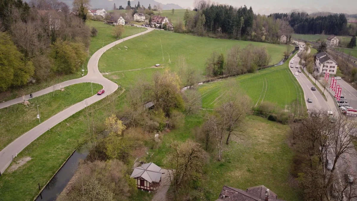 Da standen die Baugerüste noch: Auf der grossen Weide unterhalb des Weilers Aretshalden (oben) ist der Stall geplant gewesen. , Die Weierwiesen, wie sie sich von der Aretshalden aus präsentiert., Alle Wege führen für den Bauern Ruedi Bachofen bei seinem Bauprojekt nicht weiter.