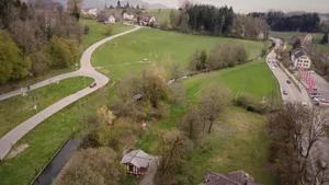 aae_wetz001_preview Da standen die Baugerüste noch: Auf der grossen Weide unterhalb des Weilers Aretshalden (oben) ist der Stall geplant gewesen. , Die Weierwiesen, wie sie sich von der Aretshalden aus präsentiert., Alle Wege führen für den Bauern Ruedi Bachofen bei seinem Bauprojekt nicht weiter.