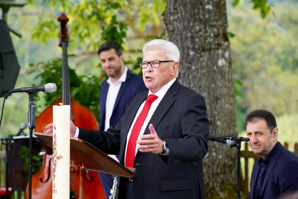 abschiedpfarrerkurtgautschi_schlatt_2_mav_preview Pfarrer Kurt Gautschi hielt seine letzte Predigt und wurde danach feierlich verabschiedet., Während knapp sechs Jahren wirkte er als Pfarrer der Reformierten Kirche Eulachtal., Rund 120 Kirchengängerinnen und Kirchengänger versammelten sich am Sonntag für die Verabschiedung des Pfarrers., Diese erfolgte im Garten des Pfarrhauses neben der Kirche Schlatt., Bei einem Open-Air-Gottesdienst wurde Pfarrer Kurt Gautschi verabschiedet. , Bei einem Open-Air-Gottesdienst wurde Pfarrer Kurt Gautschi verabschiedet. , Bei einem Open-Air-Gottesdienst wurde Pfarrer Kurt Gautschi verabschiedet. , Bei einem Open-Air-Gottesdienst wurde Pfarrer Kurt Gautschi verabschiedet.
