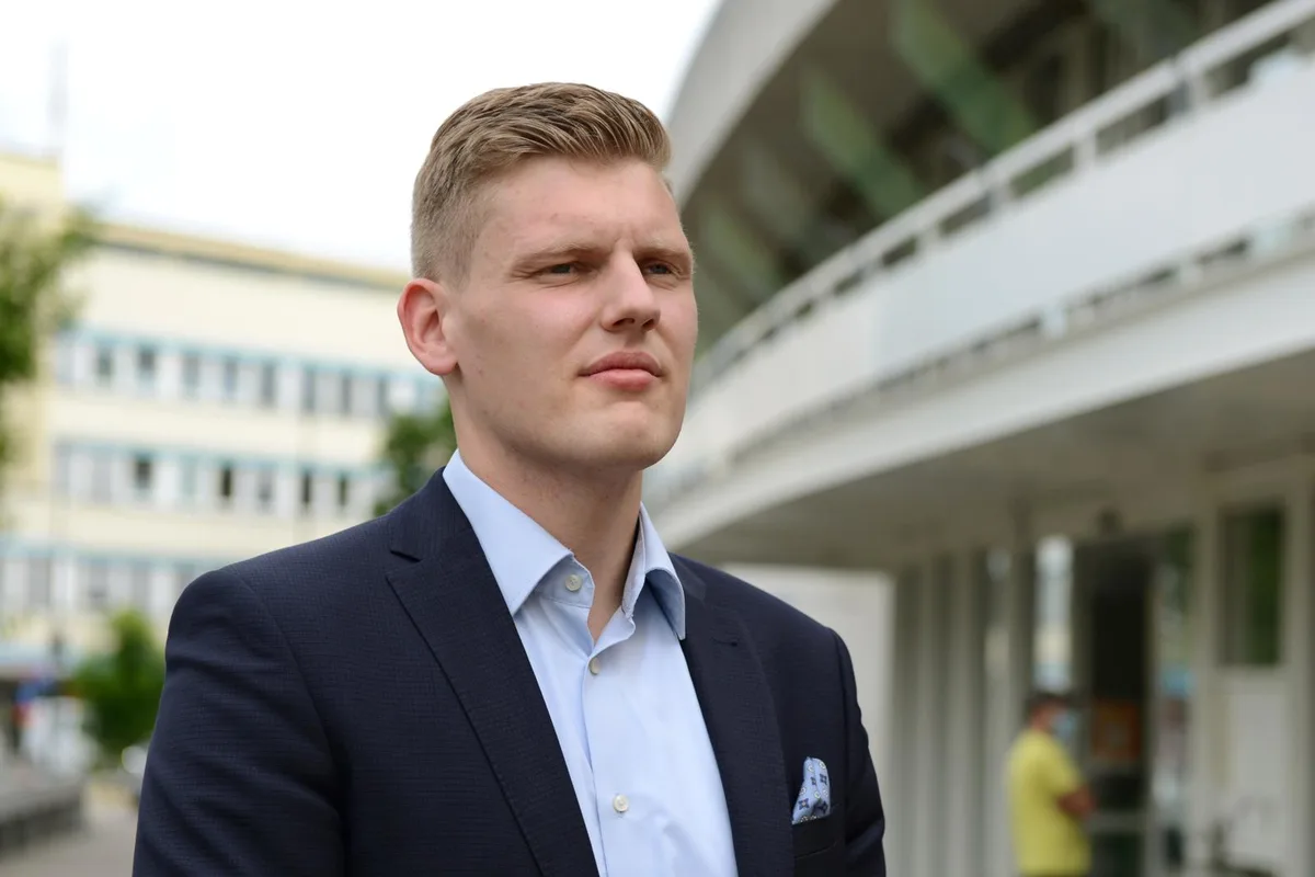 Gemeinderat Kilian Meier (Mitte) nimmt neu auf dem «Bock» Platz., 1. Vizepräsident ist Maxim Morskoi (SP, links), 2. Vizepräsident ist Michael Käppeli (FDP, rechts), Das Parlament Illnau-Effretikon wählte die drei Männer am Donnerstagabend deutlich., Kilian Meier löst damit nun Ratspräsident Daniel Huber (SVP) ab., Zur Amtseinsetzung von Kilian Meier (Mitte) gab es am Donnerstagabend eine musikalische Einlage.