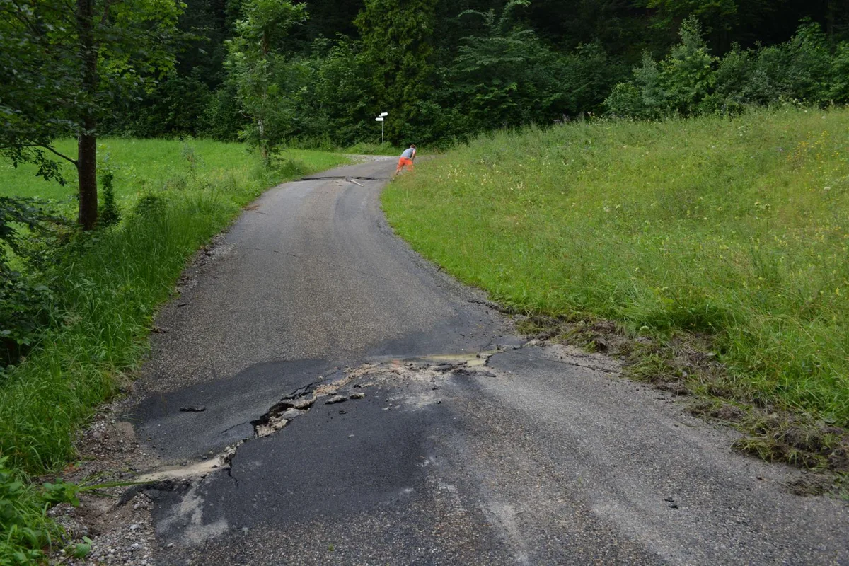 beerberghangrutsch_preview_0 Etwas oberhalb des Friedhofs befindet sich die abgerutschte Stelle., Die Beerbergstrasse ist bis auf Weiteres gesperrt.