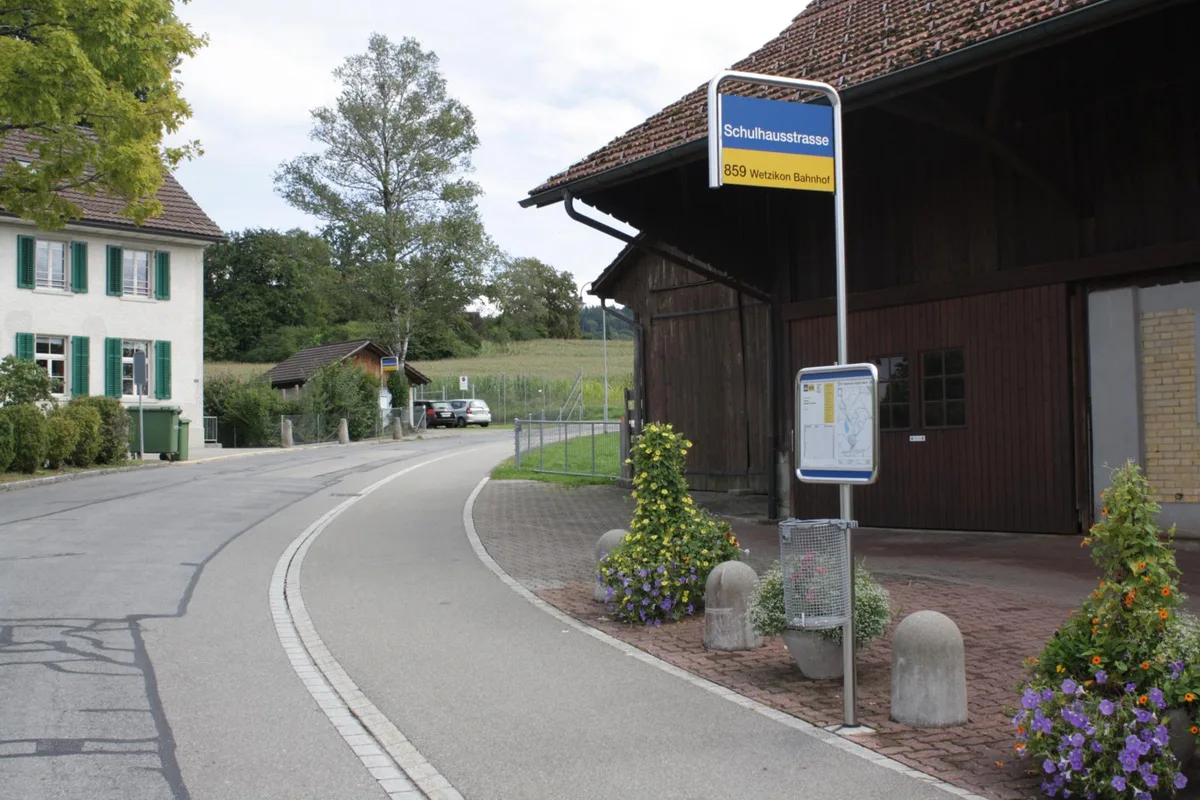 bus_auslikon2_preview Die Schulhausstrasse in Pfäffikon wird ab Mitte August in zwei Etappen saniert.