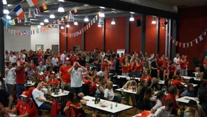 chesselhuus9_preview Aus der Traum vom Halbfinal – die Enttäuschung im Chesselhuus war gross., Besucherin Mirella ist vor dem Match zuversichtlich., David und Gianluca waren in der ersten Halbzeit optimistisch., Nicht alle widmeten ihre ungeteilte Aufmerksamkeit dem Spiel.