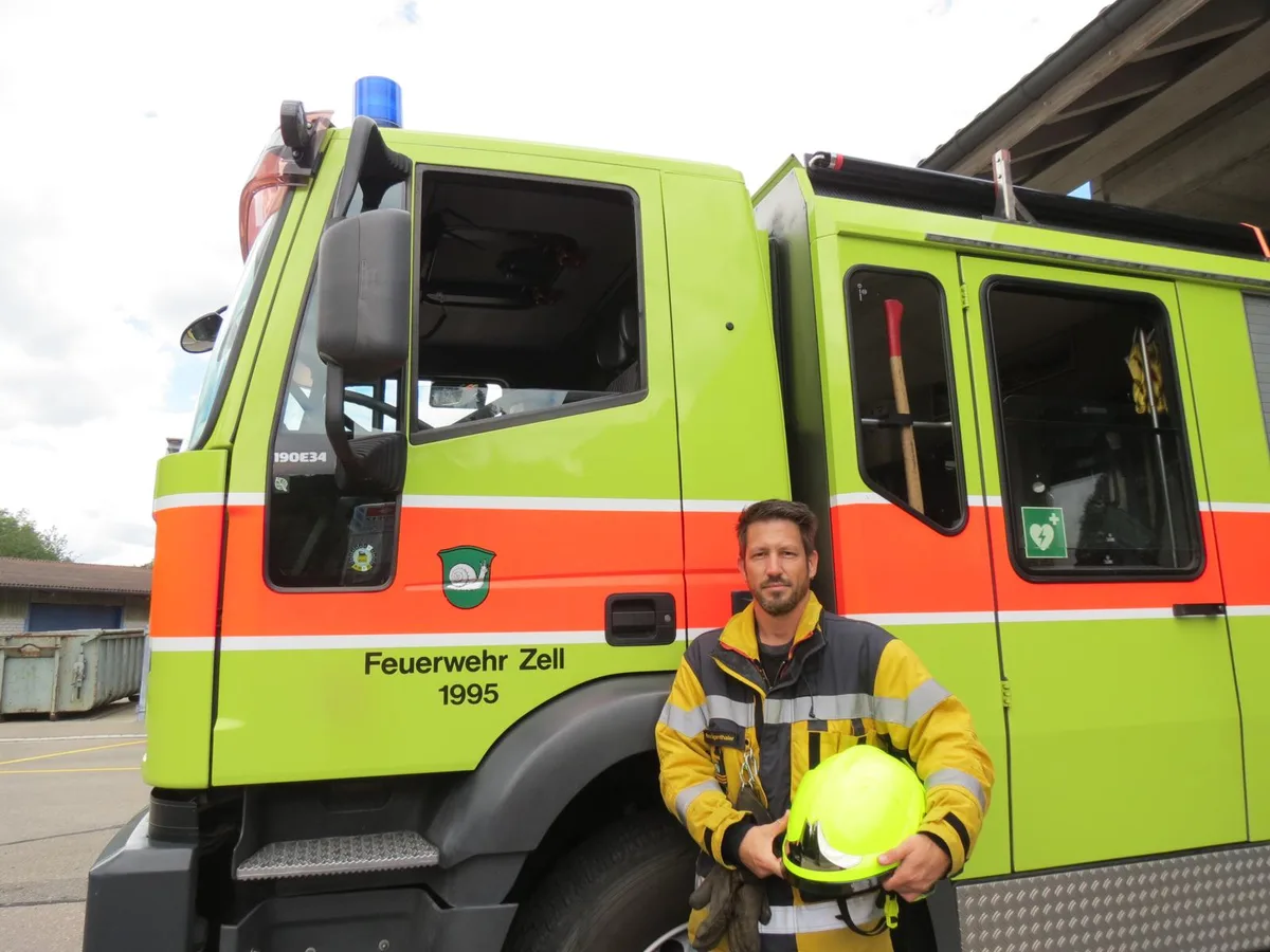 img_6816_preview Die Feuerwehr Zell hat ihr altes Tanklöschfahrzeug verkauft. Hier eine Aufnahme mit Kommandant Roman Siegenthaler.