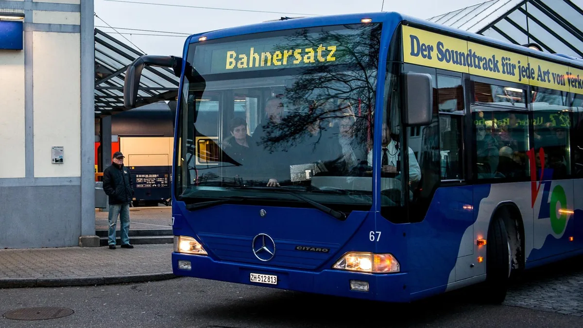 pfaeffikon_22012014_bahnersatz_maz_03_preview Ab zirka 8.30 Uhr sollen die Ersatzbusse ausser Betrieb genommen werden und die Züge wieder normal fahren.