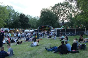 reeds10_preview Am Freitagabend war der Ansturm am «Mini-Reeds» vor und im Festivalgelände gross., Die Veranstalter beteuern, dass jegliche Sicherheitsvorgaben eingehalten wurden., Auch vor den Absperrungen wurde gelauscht., Vom schlechten Wetter am Samstag liessen sich die Besucher nicht abschrecken., Das passende Schuhwerk machts möglich., Der Ansturm war jedoch am Samstag geringer. Dafür kamen die Schwäne auf die Wiese. , Wer nicht in den abgesperrten Bereich wollte, konnte sich trotzdem an der Bar verpflegen.