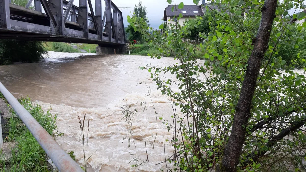 rolf1_preview Die Töss führte am Freitagmorgen viel Wasser - jedoch bestand kein Hochwasseralarm., Einige Unterführungen entlang der Töss mussten gesperrt werden.