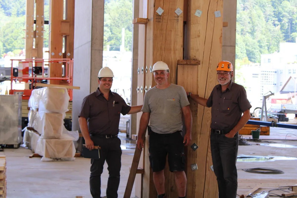 schindlerscheibli1_preview Martin Oberholzer, Urs Aeschlimann und Othmar Hasler (von links) vor einer der Säulen in der neuen Fabrikhalle., Aktuell laufen die Aufrichtarbeiten., So soll die Halle bald aussehen., Die Bauarbeiten laufen auf Hochtouren.