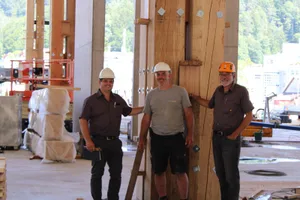 schindlerscheibli1_preview Martin Oberholzer, Urs Aeschlimann und Othmar Hasler (von links) vor einer der Säulen in der neuen Fabrikhalle., Aktuell laufen die Aufrichtarbeiten., So soll die Halle bald aussehen., Die Bauarbeiten laufen auf Hochtouren.
