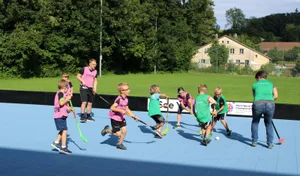 unihockey2_preview Vor den Sommerferien trainierte die U9 und U11 auf dem Street-Floorball-Feld., Die Juniorinnen und Junioren gaben ihr Bestes., Konzentration vor dem Anspiel., Die Kinder hatten ihren Spass., Der baldige Zweitklässler Mischa war mit den Schiedsrichtern nicht ganz einverstanden. , Das Feld steht bis am 24. August in Rikon.