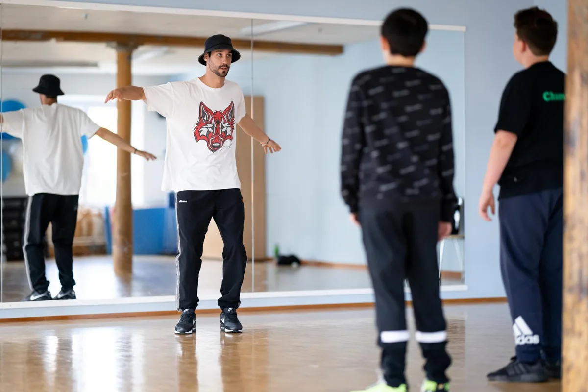 uster_02072021_hiphop_crm_10_preview Vor acht Jahren eröffnete der damals 26-Jährige seine Tanzschule Just You in Uster., Nach einer Fussverletzung musste Massimo das Fussballspielen an den Nagel hängen und fing an intensiv Hip-Hop zu tanzen., Die beiden zwölfjährigen Thierry Grandjean und Elof Mooser qualifizierten sich an der SM ebenfalls für die EM und WM.