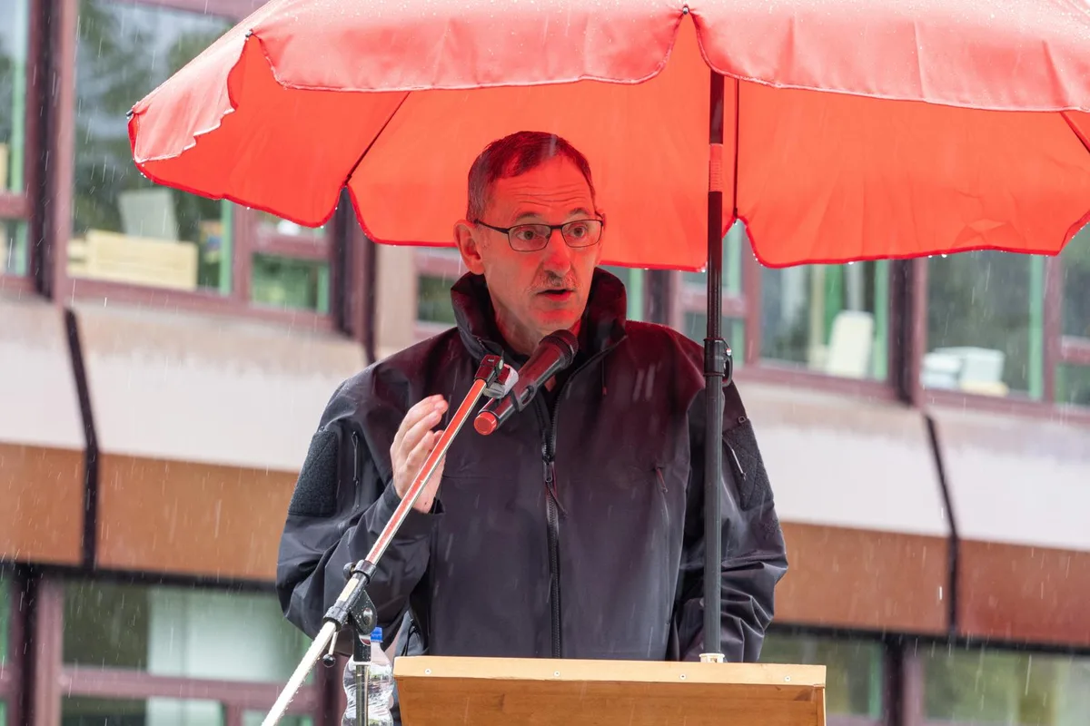 01082021_bundesfeier_bauma_agy_02_preview In Bauma hielt Mario Fehr die Festansprache., Trotz Hudelwetter kam Stimmung auf., Und die «Bauma Riisser 2021» wurden geehrt., Bei dieser Preisverleihung gab es etwas Chaos.