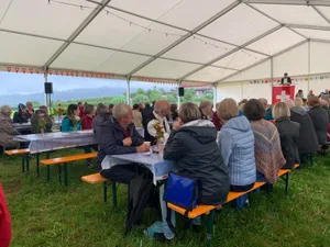 010821_bundesfeier_seegr%c3%a4ben_2_cb_preview Viel frische Luft und viel Platz hat es in Seegräben an der Bundesfeier gegeben., Nationalrat Philipp Kutter betonte die Wichtigkeit eines Beizenbesuchs., Fahnenschmuck an der Corona-Bundesfeier. , Gemeindepräsident Marco Pezzatti (rechts) überreicht Festredner Kutter einen Wein aus Seegräben. , Auseinanderstehen und in die gleiche Richtung singen gilt bei der Nationalhymne.