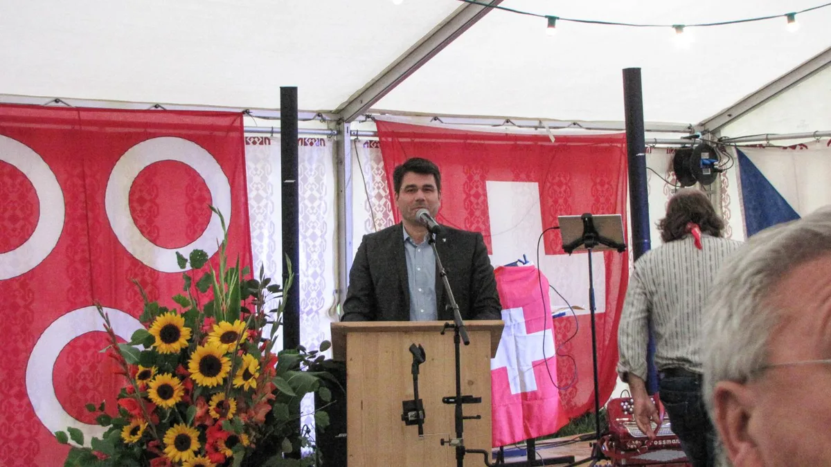 02082021_bundesfeier_wila_lk1_preview Kantonsrat Paul von Euw (SVP) trat als Festredner an der 1.-August-Feier von Wila auf., Das Festzelt war trotz regnerischem Wetter gut gefüllt., Martin Furrer, Präsident der SVP Wila, freute sich über die grosse Teilnehmerzahl., Der Lampionumzug für die Kleinen durfte natürlich auch nicht fehlen.